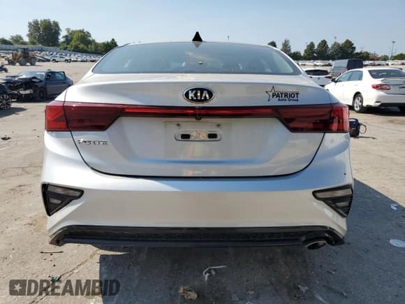 ✅ 2021 Kia Forte LXS • VIN: 3KPF24AD2ME267439 • Lot: 85266665. Wystawiony na Copart z przebiegiem 28 142 mil. Bezpłatny archiwum sprzedaży aukcyjnych z USA i szczegółowy raport historii pojazdu na DreamBid. Zdjęcie 6.