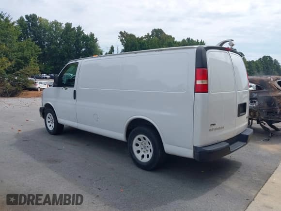 ✅ 2010 GMC Savana • VIN: 1GTUHAD40A1144723 • Lot: 43220244. Wystawiony na IAAI z przebiegiem 320 975 mil. Bezpłatny archiwum sprzedaży aukcyjnych z USA i szczegółowy raport historii pojazdu na DreamBid. Zdjęcie 3.