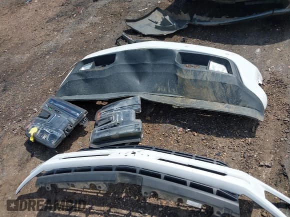 ✅ 2019 Chevrolet Silverado 1500 RST • VIN: 3GCUYEED0KG168397 • Lot: 43125706. Wystawiony na IAAI z przebiegiem 92 805 mil. Bezpłatny archiwum sprzedaży aukcyjnych z USA i szczegółowy raport historii pojazdu na DreamBid. Zdjęcie 12.