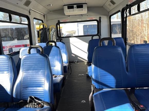 ✅ 2013 Ford Econoline Commercial • VIN: 1FDEE3FL4DDB12725 • Lot: 93865875. Wystawiony na Copart z przebiegiem 171 257 mil. Bezpłatny archiwum sprzedaży aukcyjnych z USA i szczegółowy raport historii pojazdu na DreamBid. Zdjęcie 6.