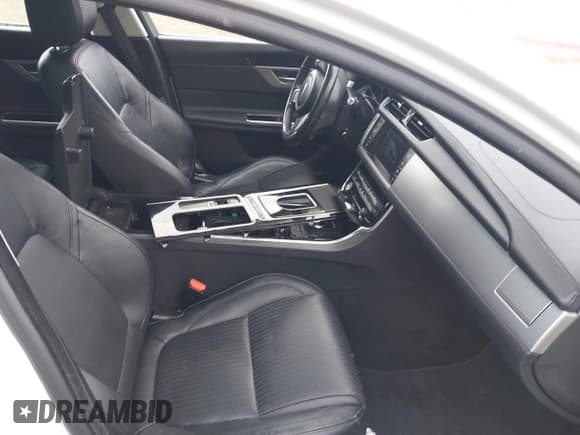 ✅ 2016 Jaguar XF 35t Prestige • VIN: SAJBK4BV9GCY11955 • Lot: 41640739. Wystawiony na IAAI z przebiegiem 83 047 mil. Bezpłatny archiwum sprzedaży aukcyjnych z USA i szczegółowy raport historii pojazdu na DreamBid. Zdjęcie 5.