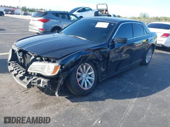 ✅ 2014 Chrysler 300 Uptown Edition • VIN: 2C3CCAAG0EH286686 • Лот: 43532290. Опубликован ранее на IAAI с пробегом 168 497 миль. Бесплатный доступ к архиву аукционных продаж из США и подробный отчёт об истории автомобиля на DreamBid. Изображение 16.