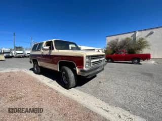 1988 Chevrolet Blazer z VIN 1GNEV18K4JF177353, wystawiony jako Copart lot #54454195 z przebiegiem 49 099 mil mil oraz Czysty tytuł • Clean title. Historia ofert i sprzedaży dostępna na DreamBid. Obrazek 1.