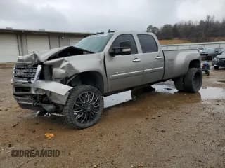 ✅ 2012 GMC Sierra 3500HD Denali • VIN: 1GT426C81CF229661 • Лот: 42417545. Опубликован ранее на Copart с пробегом 209 537 миль. Бесплатный доступ к архиву аукционных продаж из США и подробный отчёт об истории автомобиля на DreamBid. Изображение 1.