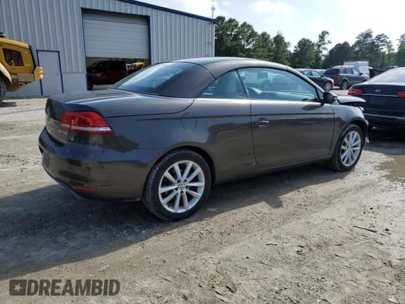 ✅ 2015 Volkswagen Eos Komfort • VIN: WVWBW8AH2FV002371 • Lot: 61333255. Wystawiony na Copart z przebiegiem 36 822 mil. Bezpłatny archiwum sprzedaży aukcyjnych z USA i szczegółowy raport historii pojazdu na DreamBid. Zdjęcie 3.