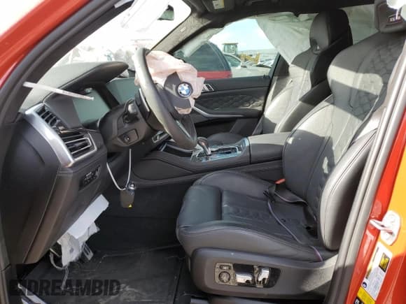 ✅ 2022 BMW X5 M • VIN: 5YMJU0C06N9M39427 • Lot: 56856413. Wystawiony na Copart z przebiegiem Nie podano. Bezpłatny archiwum sprzedaży aukcyjnych z USA i szczegółowy raport historii pojazdu na DreamBid. Zdjęcie 7.