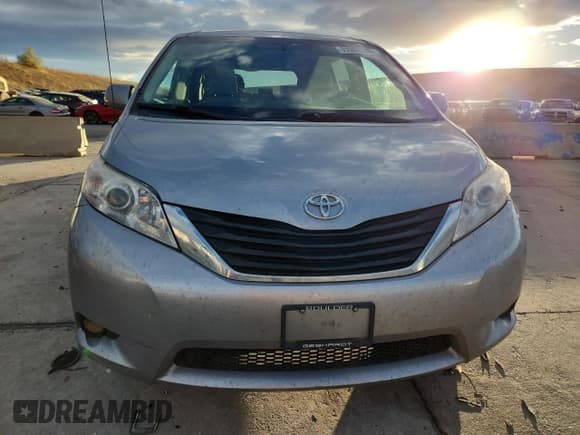 ✅ 2014 Toyota Sienna LE • VIN: 5TDJK3DC2ES092771 • Lot: 91988285. Listed on Copart with 111,257 mi. Free auction sales archive from the USA and detailed vehicle history report at DreamBid. Image 5.