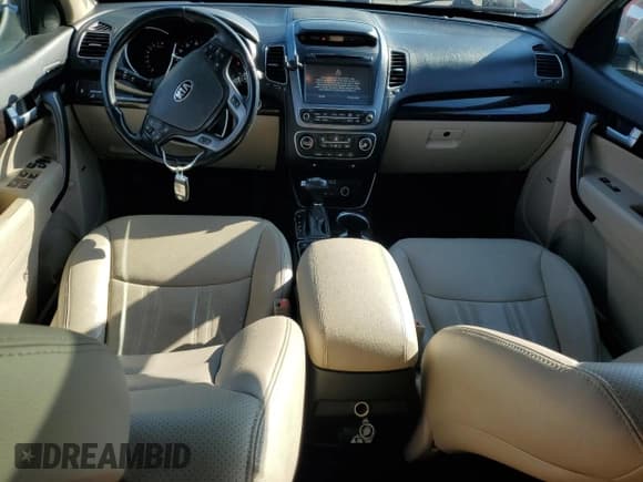 ✅ 2015 Kia Sorento EX • VIN: 5XYKU4A7XFG587830 • Lot: 80187665. Wystawiony na Copart z przebiegiem 133 920 mil. Bezpłatny archiwum sprzedaży aukcyjnych z USA i szczegółowy raport historii pojazdu na DreamBid. Zdjęcie 8.