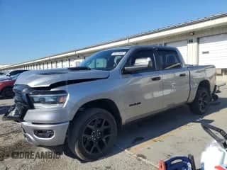 2023 Ram 1500 Laramie z VIN 1C6SRFJT4PN611275, wystawiony jako Copart lot #86679465 z przebiegiem 43 003 mil mil oraz Szkoda całkowita • Salvage title. Historia ofert i sprzedaży dostępna na DreamBid. Obrazek 1.
