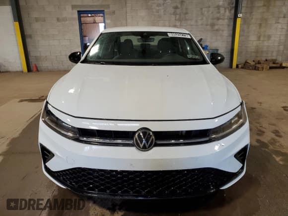 ✅ 2025 Volkswagen Jetta Sport • VIN: 3VWBX7BUXSM060023 • Лот: 89525275. Опубликован ранее на Copart с пробегом 10 423 миль. Бесплатный доступ к архиву аукционных продаж из США и подробный отчёт об истории автомобиля на DreamBid. Изображение 5.