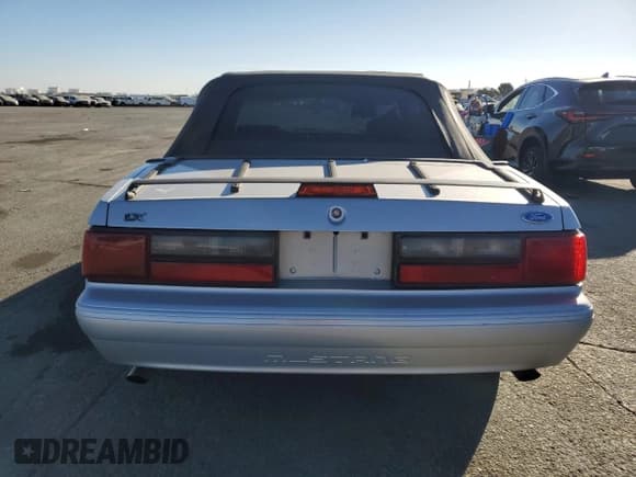 ✅ 1993 Ford Mustang LX • VIN: 1FACP44E8PF169461 • Лот: 77142694. Опубликован ранее на Copart с пробегом 86 314 миль. Бесплатный доступ к архиву аукционных продаж из США и подробный отчёт об истории автомобиля на DreamBid. Изображение 6.