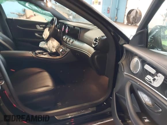 ✅ 2019 Mercedes-Benz E 300 • VIN: WDDZF4KB2KA577059 • Lot: 42313294. Listed on IAAI with 49,264 mi. Free auction sales archive from the USA and detailed vehicle history report at DreamBid. Image 5.