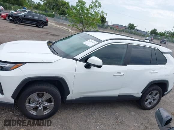 ✅ 2022 Toyota RAV4 Hybrid XLE • VIN: 4T3RWRFV4NU080211 • Lot: 42399810. Wystawiony na IAAI z przebiegiem 101 205 mil. Bezpłatny archiwum sprzedaży aukcyjnych z USA i szczegółowy raport historii pojazdu na DreamBid. Zdjęcie 14.