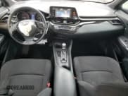 ✅ 2018 Toyota C-HR XLE • VIN: NMTKHMBX8JR060043 • Lot: 90953815. Wystawiony na Copart z przebiegiem 128 859 mil. Bezpłatny archiwum sprzedaży aukcyjnych z USA i szczegółowy raport historii pojazdu na DreamBid. Zdjęcie 8.