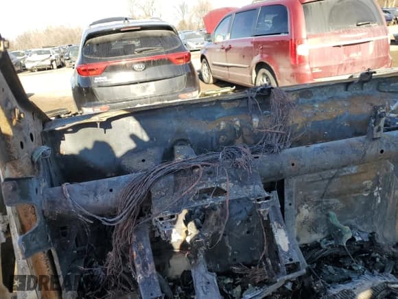 ✅ 2020 Chevrolet Silverado 1500 LTZ • VIN: 3GCUYGEDXLG300904 • Lot: 43413684. Wystawiony na Copart z przebiegiem Nie podano. Bezpłatny archiwum sprzedaży aukcyjnych z USA i szczegółowy raport historii pojazdu na DreamBid. Zdjęcie 9.