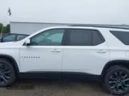 ✅ 2021 Chevrolet Traverse RS • VIN: 1GNEVJKW3MJ149489 • Lot: 42450229. Wystawiony na IAAI z przebiegiem 24 599 mil. Bezpłatny archiwum sprzedaży aukcyjnych z USA i szczegółowy raport historii pojazdu na DreamBid. Zdjęcie 15.