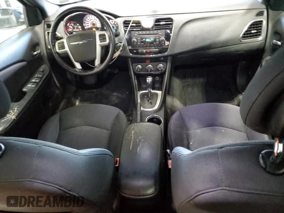 ✅ 2013 Chrysler 200 Touring • VIN: 1C3CCBBB6DN579572 • Лот: 93139315. Опубликован ранее на Copart с пробегом 162 538 миль. Бесплатный доступ к архиву аукционных продаж из США и подробный отчёт об истории автомобиля на DreamBid. Изображение 8.