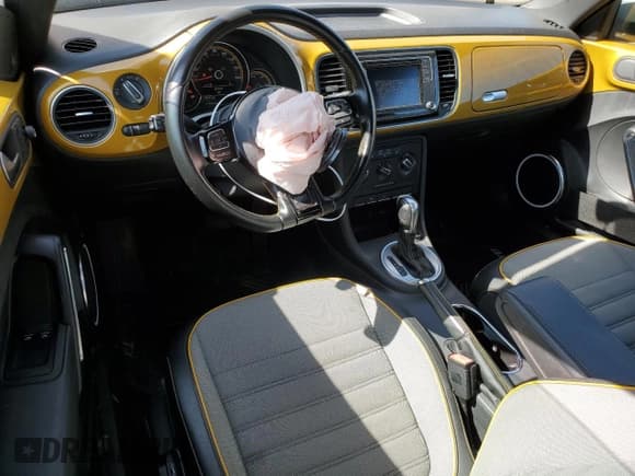 ✅ 2016 Volkswagen Beetle Dune • VIN: 3VWS17AT8GM634281 • Lot: 55547974. Wystawiony na Copart z przebiegiem 60 390 mil. Bezpłatny archiwum sprzedaży aukcyjnych z USA i szczegółowy raport historii pojazdu na DreamBid. Zdjęcie 8.