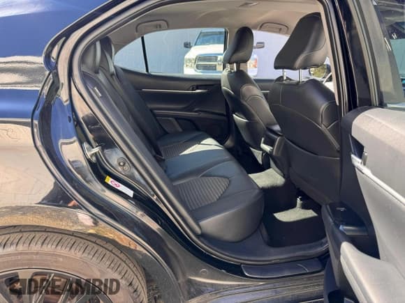 ✅ 2018 Toyota Camry LE • VIN: 4T1B11HK3JU583087 • Лот: 90082545. Опубликован ранее на Copart с пробегом 194 913 миль. Бесплатный доступ к архиву аукционных продаж из США и подробный отчёт об истории автомобиля на DreamBid. Изображение 6.