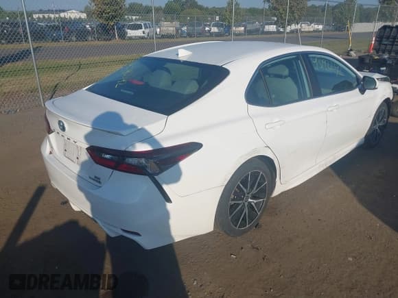 ✅ 2022 Toyota Camry Hybrid SE • VIN: 4T1G31AKXNU582504 • Лот: 43192242. Опубликован ранее на IAAI с пробегом 51 889 миль. Бесплатный доступ к архиву аукционных продаж из США и подробный отчёт об истории автомобиля на DreamBid. Изображение 4.