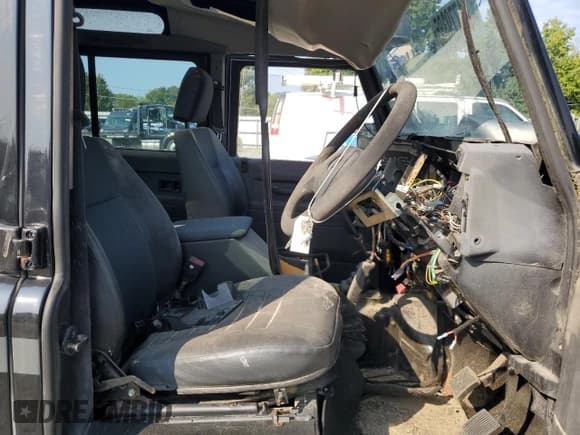 ✅ 1992 Land Rover Range Rover • VIN: SALLDHMF7JA918703 • Лот: 71779385. Опубликован ранее на Copart с пробегом Не указан. Бесплатный доступ к архиву аукционных продаж из США и подробный отчёт об истории автомобиля на DreamBid. Изображение 7.