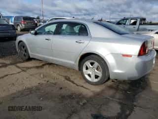 2011 Chevrolet Malibu 1LS z VIN 1G1ZB5E13BF130055, wystawiony jako Copart lot #82730765 z przebiegiem 131 254 mil mil oraz Czysty tytuł • Clean title. Historia ofert i sprzedaży dostępna na DreamBid. Obrazek 2.