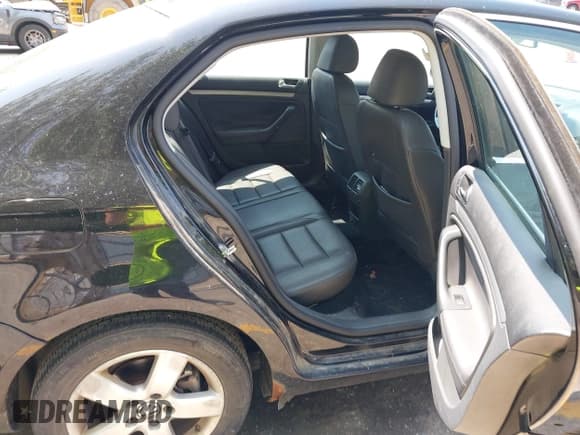 ✅ 2008 Volkswagen Jetta SE • VIN: 3VWRZ71K18M160304 • Lot: 42484836. Wystawiony na IAAI z przebiegiem 185 592 mil. Bezpłatny archiwum sprzedaży aukcyjnych z USA i szczegółowy raport historii pojazdu na DreamBid. Zdjęcie 8.