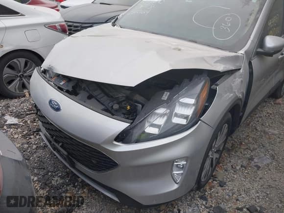 ✅ 2020 Ford Escape Titanium • VIN: 1FMCU9J96LUB18419 • Lot: 40612100. Wystawiony na IAAI z przebiegiem 40 041 mil. Bezpłatny archiwum sprzedaży aukcyjnych z USA i szczegółowy raport historii pojazdu na DreamBid. Zdjęcie 6.