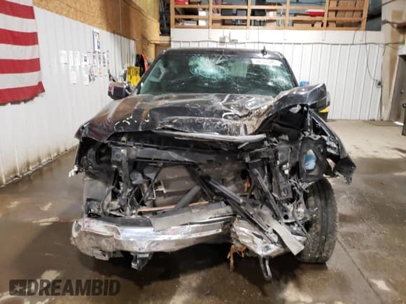 ✅ 2022 GMC Sierra 1500 SLT • VIN: 3GTUUDED6NG590426 • Lot: 58262545. Wystawiony na Copart z przebiegiem 27 032 mil. Bezpłatny archiwum sprzedaży aukcyjnych z USA i szczegółowy raport historii pojazdu na DreamBid. Zdjęcie 5.