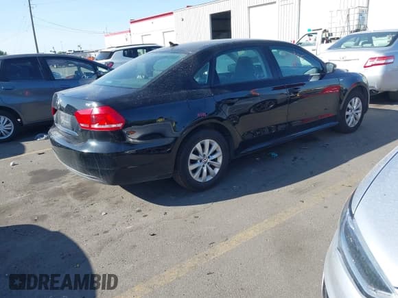 ✅ 2015 Volkswagen Passat S • VIN: 1VWAT7A33FC078550 • Lot: 43220178. Wystawiony na IAAI z przebiegiem 145 786 mil. Bezpłatny archiwum sprzedaży aukcyjnych z USA i szczegółowy raport historii pojazdu na DreamBid. Zdjęcie 4.