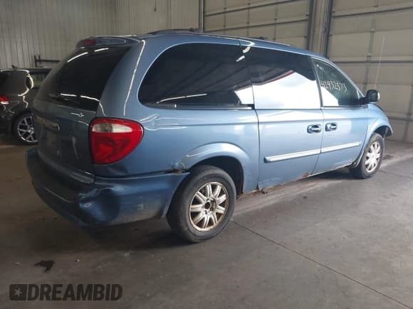 ✅ 2007 Chrysler Town & Country Touring • VIN: 2A4GP54L17R137793 • Лот: 42932573. Опубликован ранее на IAAI с пробегом 165 316 миль. Бесплатный доступ к архиву аукционных продаж из США и подробный отчёт об истории автомобиля на DreamBid. Изображение 4.