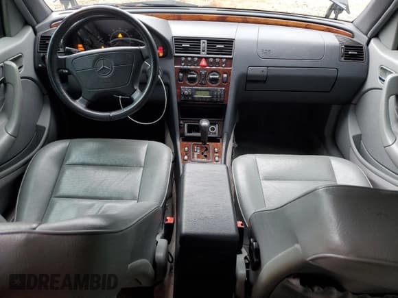 ✅ 1999 Mercedes-Benz C 230/260/280/320 • VIN: WDBHA24G2XA793372 • Lot: 70006645. Wystawiony na Copart z przebiegiem 84 517 mil. Bezpłatny archiwum sprzedaży aukcyjnych z USA i szczegółowy raport historii pojazdu na DreamBid. Zdjęcie 8.