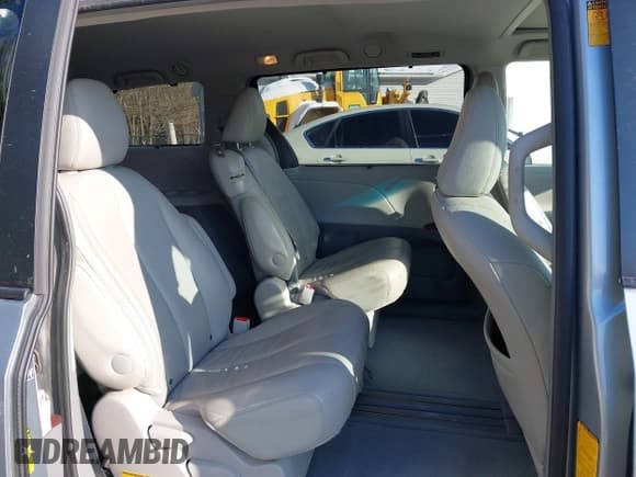 ✅ 2014 Toyota Sienna XLE • VIN: 5TDYK3DC5ES510156 • Lot: 43828821. Listed on IAAI with 233,799 mi. Free auction sales archive from the USA and detailed vehicle history report at DreamBid. Image 8.