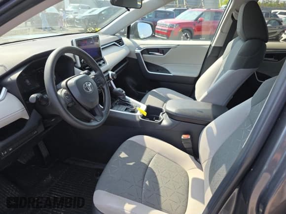 ✅ 2023 Toyota RAV4 XLE • VIN: 2T3P1RFV2PC327610 • Lot: 92284875. Wystawiony na Copart z przebiegiem 18 851 mil. Bezpłatny archiwum sprzedaży aukcyjnych z USA i szczegółowy raport historii pojazdu na DreamBid. Zdjęcie 7.