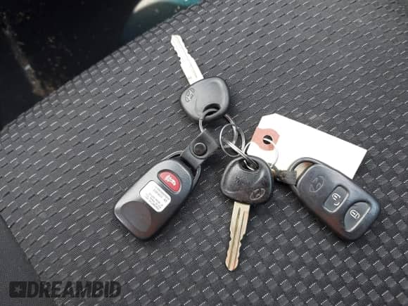 2011 Hyundai Accent SE z VIN KMHCN3AC6BU194520, wystawiony jako IAAI lot #42664778 z przebiegiem 170 197 mil mil oraz . Historia ofert i sprzedaży dostępna na DreamBid. Obrazek 11.