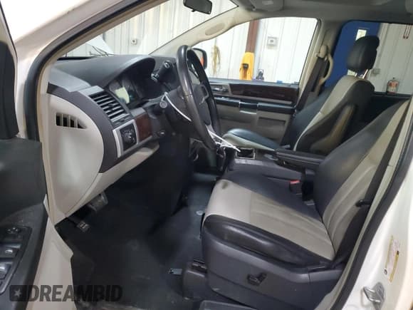 ✅ 2010 Chrysler Town & Country Touring Plus • VIN: 2A4RR8D15AR415282 • Lot: 89908155. Wystawiony na Copart z przebiegiem 176 738 mil. Bezpłatny archiwum sprzedaży aukcyjnych z USA i szczegółowy raport historii pojazdu na DreamBid. Zdjęcie 7.