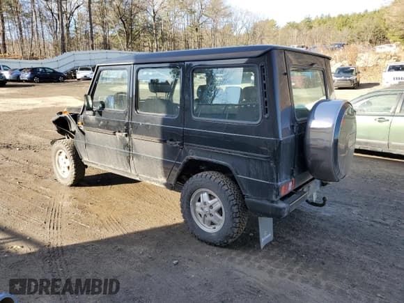 ✅ 1988 Mercedes-Benz 200 • VIN: WDB46023317062528 • Lot: 79784304. Listed on Copart with 27,237 mi. Free auction sales archive from the USA and detailed vehicle history report at DreamBid. Image 2.