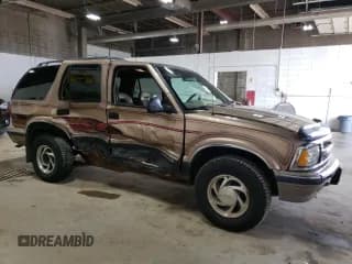 ✅ 1996 Chevrolet Blazer • VIN: 1GNDT13W4T2247343 • Lot: 54876985. Wystawiony na Copart z przebiegiem 2 230 557 mil. Bezpłatny archiwum sprzedaży aukcyjnych z USA i szczegółowy raport historii pojazdu na DreamBid. Zdjęcie 4.