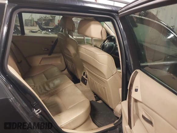 ✅ 2006 BMW 5 Series 530xi • VIN: WBANN73516CN02933 • Lot: 43717903. Wystawiony na IAAI z przebiegiem 141 653 mil. Bezpłatny archiwum sprzedaży aukcyjnych z USA i szczegółowy raport historii pojazdu na DreamBid. Zdjęcie 8.