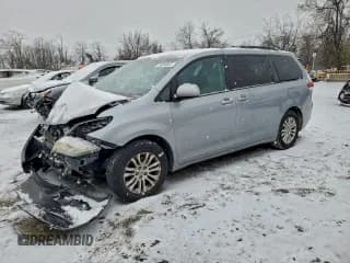 ✅ 2013 Toyota Sienna XLE • VIN: 5TDYK3DC8DS359408 • Lot: 95032825. Listed on Copart with 84,579 mi. Free auction sales archive from the USA and detailed vehicle history report at DreamBid. Image 1.