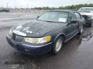 ✅ 2000 Lincoln Town Car Executive • VIN: 1LNHM81WXYY808762 • Lot: 43272527. Wystawiony na IAAI z przebiegiem 158 219 mil. Bezpłatny archiwum sprzedaży aukcyjnych z USA i szczegółowy raport historii pojazdu na DreamBid. Zdjęcie 2.