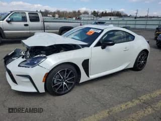 ✅ 2024 Toyota 86 • VIN: JF1ZNBB19R9752367 • Лот: 50460805. Опубликован ранее на Copart с пробегом 8 605 миль. Бесплатный доступ к архиву аукционных продаж из США и подробный отчёт об истории автомобиля на DreamBid. Изображение 1.