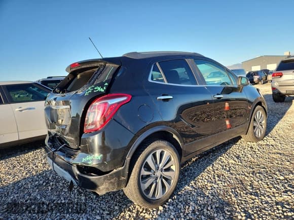 ✅ 2018 Buick Encore Preferred • VIN: KL4CJASB3JB574462 • Lot: 81968885. Wystawiony na Copart z przebiegiem 72 149 mil. Bezpłatny archiwum sprzedaży aukcyjnych z USA i szczegółowy raport historii pojazdu na DreamBid. Zdjęcie 3.