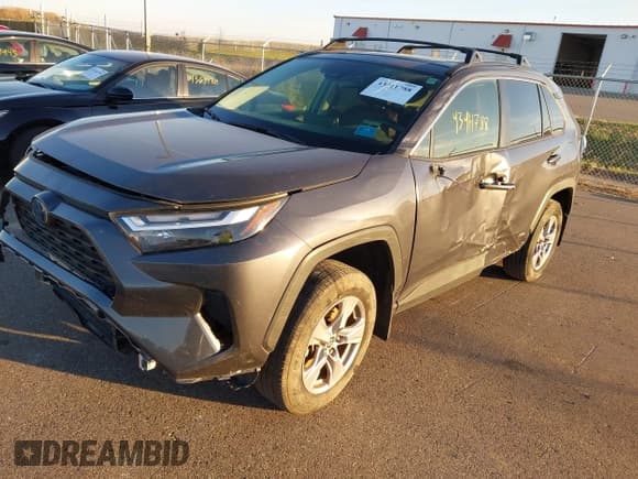 ✅ 2024 Toyota RAV4 Hybrid XLE • VIN: JTMRWRFV3RJ058950 • Lot: 43411788. Wystawiony na IAAI z przebiegiem 35 587 mil. Bezpłatny archiwum sprzedaży aukcyjnych z USA i szczegółowy raport historii pojazdu na DreamBid. Zdjęcie 2.