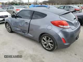 2017 Hyundai Veloster z VIN KMHTC6AD4HU310841, wystawiony jako Copart lot #36048343 z przebiegiem 135 319 mil mil oraz . Historia ofert i sprzedaży dostępna na DreamBid. Obrazek 2.