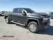 2020 Chevrolet Silverado 3500HD High Country z VIN 1GC4YVEYXLF105443, wystawiony jako Copart lot #52015675 z przebiegiem 73 070 mil mil oraz Szkoda całkowita • Salvage title. Historia ofert i sprzedaży dostępna na DreamBid. Obrazek 4.