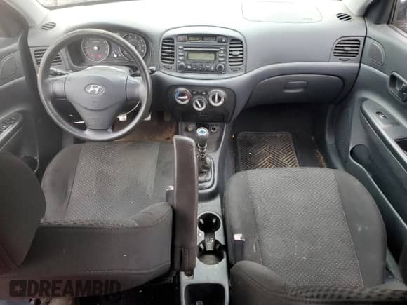 2007 Hyundai Accent GS z VIN KMHCM36C17U032099, wystawiony jako Copart lot #73319964 z przebiegiem 341 502 mil mil oraz Szkoda całkowita • Salvage title. Historia ofert i sprzedaży dostępna na DreamBid. Obrazek 8.