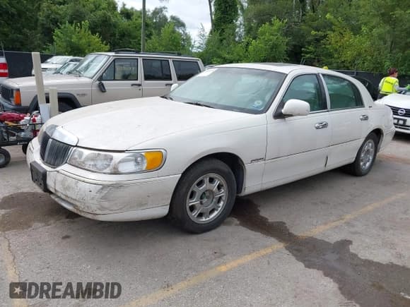 ✅ 1998 Lincoln Town Car Signature • VIN: 1LNFM82W5WY678263 • Lot: 42884109. Listed on IAAI with 128,024 mi. Free auction sales archive from the USA and detailed vehicle history report at DreamBid. Image 2.