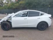 ✅ 2022 Tesla Model Y Long Range • VIN: 7SAYGAEEXNF515060 • Lot: 43556257. Wystawiony na IAAI z przebiegiem 91 271 mil. Bezpłatny archiwum sprzedaży aukcyjnych z USA i szczegółowy raport historii pojazdu na DreamBid. Zdjęcie 15.