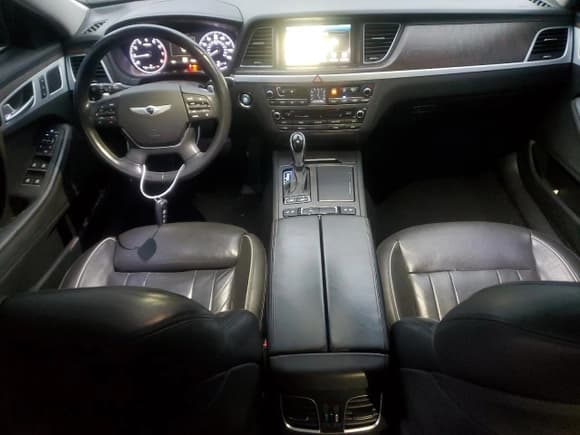 ✅ 2015 Hyundai Genesis 5.0L • VIN: KMHGN4JF5FU038055 • Lot: 84234384. Wystawiony na Copart z przebiegiem 127 983 mil. Bezpłatny archiwum sprzedaży aukcyjnych z USA i szczegółowy raport historii pojazdu na DreamBid. Zdjęcie 8.